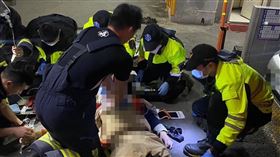 ▲新北市汐止一大樓社區傳出機械停車位夾人意外，71歲老翁被夾在車門和機械柱中間，救出時已經沒有呼吸心跳。（圖／翻攝畫面）