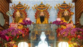 ▲阿男道長為民眾祈福法會補財庫。（圖／太初玄清宮）