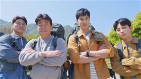 《背包廚神白種元》(左起吳代煥、白種元、安普賢、DinDin)白種元帶領3位男明星，組成極限外燴廚師團出差做料理。(中天綜合台提供)