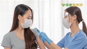 成人的抵抗力會隨著年紀增長，而逐漸下降，因此成人接種疫苗不只能預防疾病，更能提升自我保護力並降低住院與死亡風險，同時也是維持生活獨立性與品質的關鍵