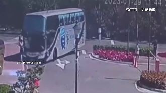 遊客站人行道拍照　遭遊覽車撞「眼瘀血」