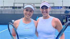 ▲台灣好手詹詠然搭檔智利瓜拉奇（Alexa Guarachi），華欣女網賽女雙首輪逆轉勝，闖進8強。（資料圖／翻攝自詹詠然臉書）