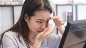 隱型眼鏡的舒適度來自於鏡片含水量，當長期接觸冷空氣或室內暖氣影響，眼表水份加速散失、隱型眼鏡鏡片含水度下降，就容易增加配戴時的異物感，引發眼睛不舒服、刺痛、發紅、流淚，導致隱型眼鏡「戴不久」的現象。隱型眼鏡不建議配戴超過6-8小時，配戴時間過久，淚液中的蛋白質會阻塞鏡片表面維持氧氣疏通的孔隙，導致鏡片通透性下降，造成角膜缺氧。輕微角膜缺氧會引起角膜水腫、視野清晰度下降。