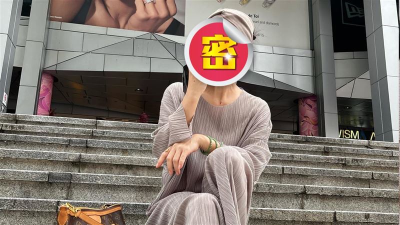 野生90年代玉女「不顧形象」坐路邊吃美食
