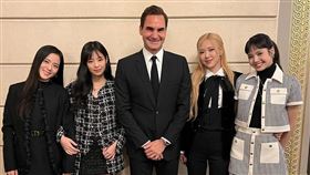 費德勒站BLACKPINK4位美女中間，照片曝光後，引發全球廣大網友熱議。（圖／翻攝自rogerfederer IG）