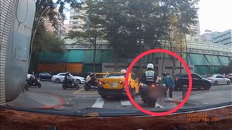 行人地獄無誤？婦過路口竟遭警車「逼退」