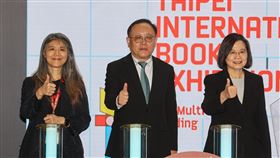 蔡總統、史哲出席台北國際書展開幕典禮第31屆台北國際書展31日在台北世貿一館舉行開幕典禮，總統蔡英文（右）、新任文化部長史哲（中）與財團法人台北書展基金會董事長吳韻儀（左）出席。中央社記者鄭清元攝  112年1月31日