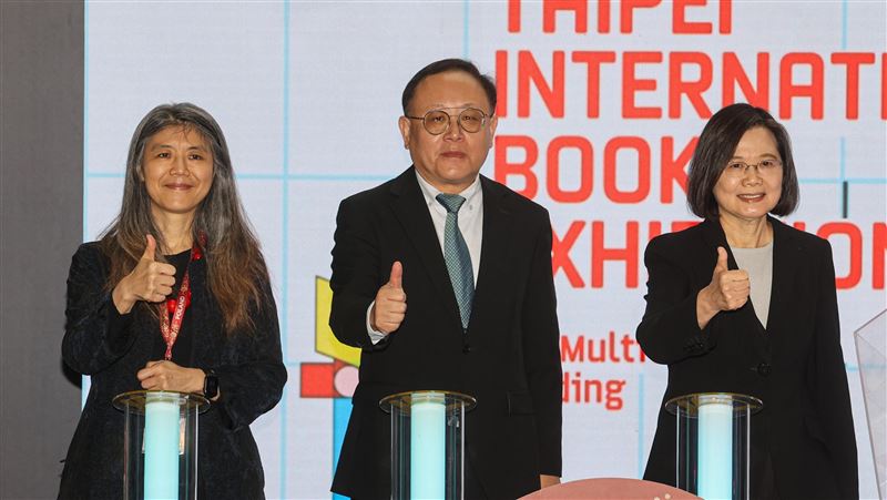 蔡英文：有時間念完一本書的人都是幸福的