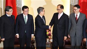 陳建仁赴立院拜會游錫(方方土)（1）新任行政院長陳建仁（中）31日前往立法院拜會立法院長游錫(方方土)（右2），兩人握手致意。右1為立法院秘書長林志嘉，左2為新任行政院副院長鄭文燦。中央社記者趙世勳攝  112年1月31日