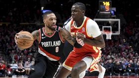 ▲里拉德（Damian Lillard）（左）火力全開，21投10中含5顆三分球獨攬42分，率隊擊退老鷹。（圖／美聯社／達志影像）