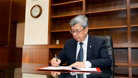 圓神出版提供、翻攝自陳建仁臉書