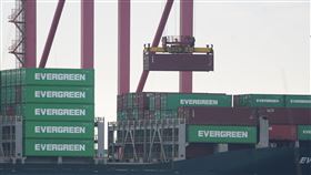 11月出口年減13.1%財政部7日公布11月海關進出口貿易初步統計，11月出口金額361.3億美元、年減13.1%；進口金額327億美元、年減8.6%，累計1至11月出口4437.8億美元，較去年同期增9.4%。圖為停靠高雄港的貨櫃船7日進行貨櫃裝卸作業。中央社記者董俊志攝  111年12月7日