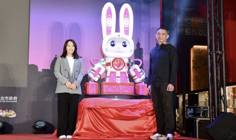玉兔主燈由藝術家李明道操刀，並請奧運金牌選手郭婞淳，透過臉部動作捕捉技術，為玉兔增添生動表情主燈造型。（圖／觀光局提供）