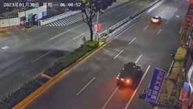 路倒7分鐘「15車經過沒人理」！他曝監視器畫面嘆：人情冷淡　網揭無奈▲（圖／翻攝自爆料公社臉書）

