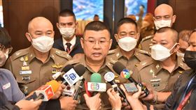 泰國皇家警察總長向民眾道歉台灣藝人安于晴赴泰旅遊稱遭警察無故勒索，泰國警方承認收錢，泰國皇家警察總長丹隆薩（中）31日向民眾以及受影響的人道歉，並要遊客仍對泰國警察保持信心。（泰國皇家警察提供）中央社記者呂欣憓曼谷傳真  112年1月31日