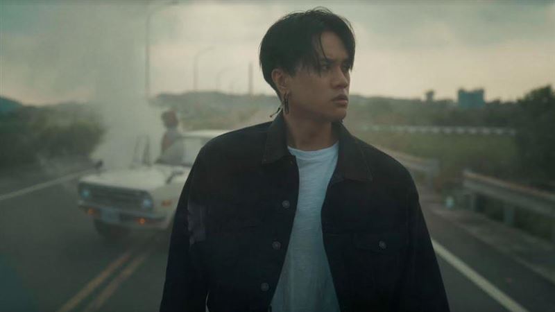 男星認愛十年女友　濕身合作女演員扛不住