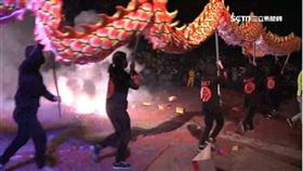 舞龍在鞭炮中騰躍。（圖／三立新聞網）