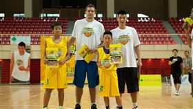 鋼鐵人控衛陳又瑋(左1)11年前就已學員身分參加過林書豪主辦的訓練營。（圖／翻攝自高雄鋼鐵人臉書）