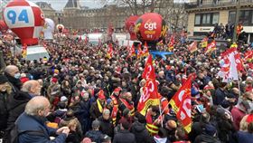 119法國民眾反年金改革 巴黎遊行水泄不通法國民眾不滿政府退休年金制改革，8大工會19日發動全國罷工與示威遊行。巴黎原訂下午2時出發的遊行隊伍由於人數眾多，在原地停滯一個半小時才在民眾歡呼聲中緩慢前進。中央社記者曾婷瑄巴黎攝  112年1月20日