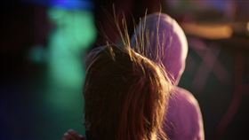 靜電https://www.flickr.com/photos/davefayram/4637544569/in/photolist-84NCqZ-ojCtNn-oeV1au-otZqgD-EoBBrJ-q7spT5-d5xvos-otLmpc-6ZEjXD-otKgxv-o1nFtm-oeTm5x-ovNf5V-ojCshM-3zrKC-owx5eg-ohzJLK-fueQ5v-oeZUnL-z