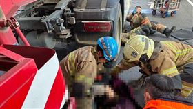 台南,聯結車,騎士,命危,車底,擦撞