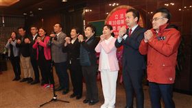 立法院第10屆第7會期立委報到（3）立法院第10屆第7會期1日上午8時開始立委報到，國民黨立委洪孟楷（右1）、台灣民眾黨立委邱臣遠（右2）等人拱手拜年，互道祝福。中央社記者謝佳璋攝  112年2月1日