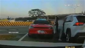  女剛處理完車禍! 下秒開車門撞到保時捷