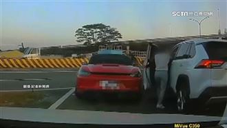 女剛處理完車禍　下秒開車門撞到保時捷