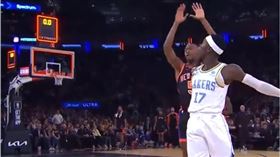 ▲施洛德（Dennis Schroder）投進中場壓哨三分球。（圖／翻攝自NBA推特）