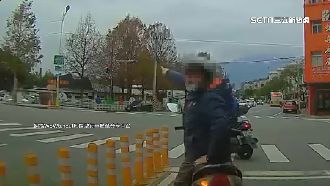 看上面才對！騎士看錯紅綠燈被提醒反暴怒