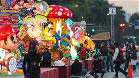 台灣燈會2/1試營運　亮燈測試（1）2023台灣燈會將於2月1日起至4日展開試營運，31日傍晚工作人員在花燈展區進行最後會場布置，確認燈飾電路等展出狀況。中央社記者裴禛攝　112年1月31日