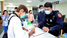 控訴警不當盤查　音樂老師前往派出所報案指控遭桃園市警局中壢分局警員不當盤查的音樂女老師詹慧玲（前左），25日前往派出所報案對員警提告。警方表示，全案移請地檢署偵辦會配合調查。中央社記者吳睿騏桃園攝　110年4月25日