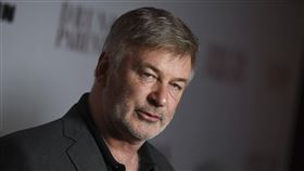 亞歷鮑德溫誤殺攝影被正式起訴。（圖／美聯社／達志影像）