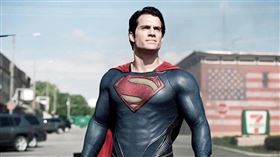 亨利卡維爾確定無緣重披超人戰袍。（圖／翻攝自推特）
