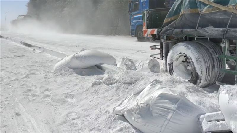 貢寮台2線白雪茫茫真相曝！聯結車卡路中