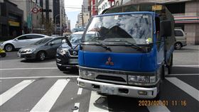 恐怖！台中老翁挨撞　嘴掛後視鏡騰空飛甩（圖／翻攝畫面）