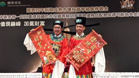 國泰投信董事長張錫（右）、國泰投信總經理張雍川（左）1日在國泰投信媒體春酒暨債現巔峰記者會中扮財神爺報喜。（圖／記者戴玉翔攝影）