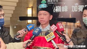 國泰投信董事長張錫（右）、國泰投信總經理張雍川（左）1日在國泰投信媒體春酒暨債現巔峰記者會中扮財神爺報喜。（圖／記者戴玉翔攝影）