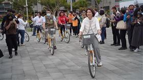 屏東YouBike 2.0啟用屏東公共自行車YouBike 2.0正式啟用，屏東縣長周春米（前白衣者）1日也騎著公共自行車逛屏東燈節勝利星村燈區，並表示為鼓勵民眾利用，至今年底有前30分鐘免費。（屏東縣政府提供）中央社記者李卉婷傳真  112年2月1日