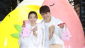 網紅蔡阿嘎（圖右）和二伯（圖左）婚後感情依舊甜蜜。（圖／記者邱榮吉拍攝）