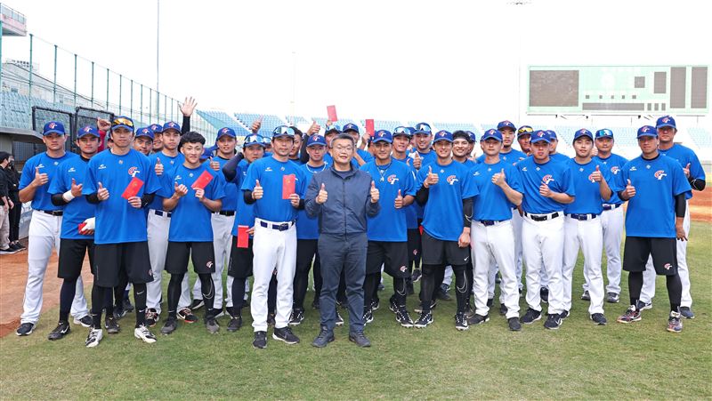 林子偉報到台灣隊　蔡其昌借智慧型發球機