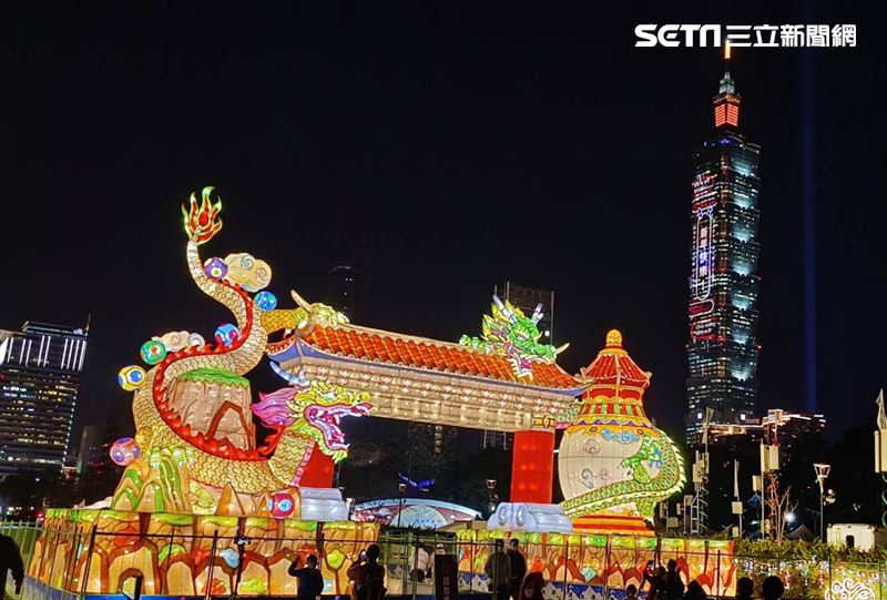 2023台灣燈會台北登場，主燈「玉兔壯彩」總高達22公尺的Robot造型科技玉兔主燈，巨型玉兔身著太空裝很有科技感，燈會現場結合在地民間宗教、企業及學校團體共同參與創作，讓民眾有不同的視覺。（記者邱榮吉/攝影）