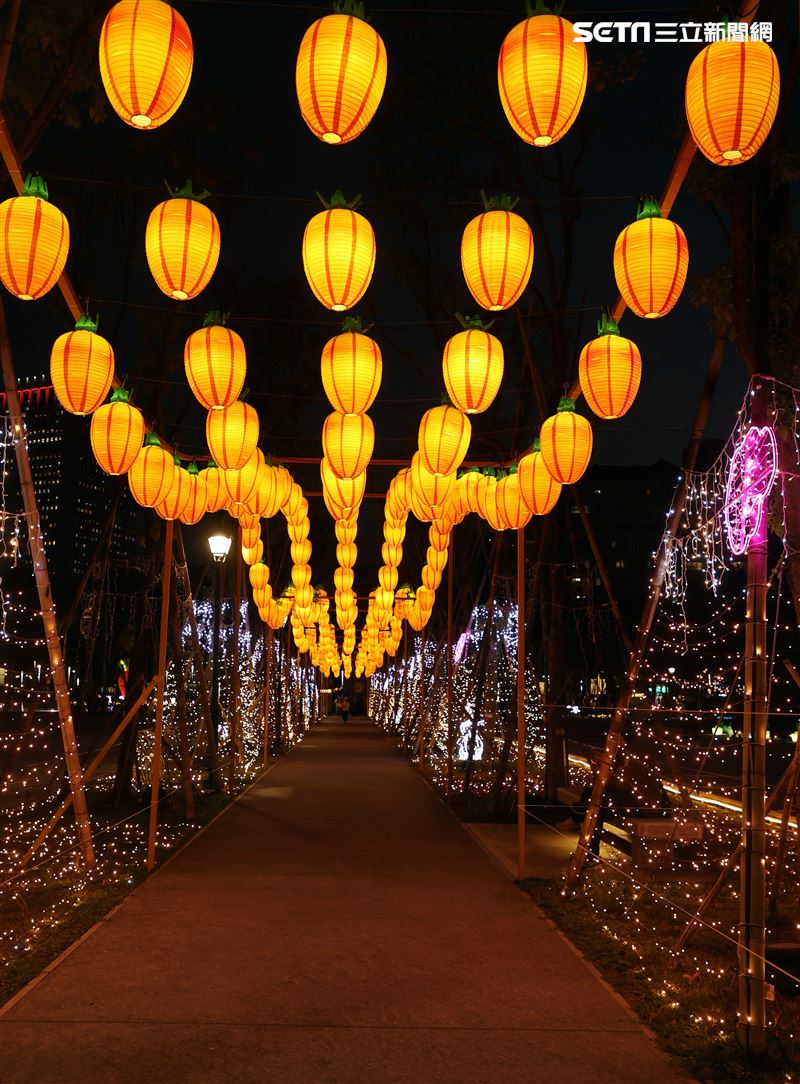 2023台灣燈會台北登場，主燈「玉兔壯彩」總高達22公尺的Robot造型科技玉兔主燈，巨型玉兔身著太空裝很有科技感，燈會現場結合在地民間宗教、企業及學校團體共同參與創作，讓民眾有不同的視覺。（記者邱榮吉/攝影）