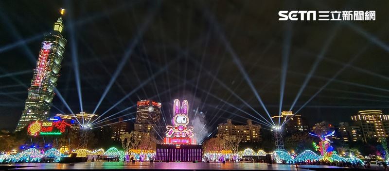 2023台灣燈會台北登場，主燈「玉兔壯彩」總高達22公尺的Robot造型科技玉兔主燈，巨型玉兔身著太空裝很有科技感，燈會現場結合在地民間宗教、企業及學校團體共同參與創作，讓民眾有不同的視覺。（記者邱榮吉/攝影）