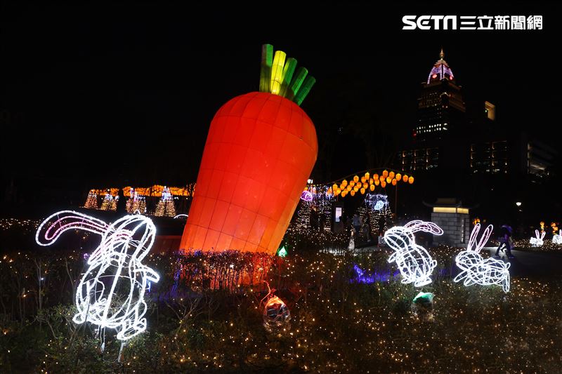 2023台灣燈會台北登場，主燈「玉兔壯彩」總高達22公尺的Robot造型科技玉兔主燈，巨型玉兔身著太空裝很有科技感，燈會現場結合在地民間宗教、企業及學校團體共同參與創作，讓民眾有不同的視覺。（記者邱榮吉/攝影）