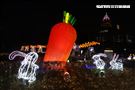 2023台灣燈會台北登場，主燈「玉兔壯彩」總高達22公尺的Robot造型科技玉兔主燈，巨型玉兔身著太空裝很有科技感，燈會現場結合在地民間宗教、企業及學校團體共同參與創作，讓民眾有不同的視覺。（記者邱榮吉/攝影）