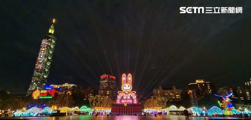 2023台灣燈會台北登場，主燈「玉兔壯彩」總高達22公尺的Robot造型科技玉兔主燈，巨型玉兔身著太空裝很有科技感，燈會現場結合在地民間宗教、企業及學校團體共同參與創作，讓民眾有不同的視覺。（記者邱榮吉/攝影）