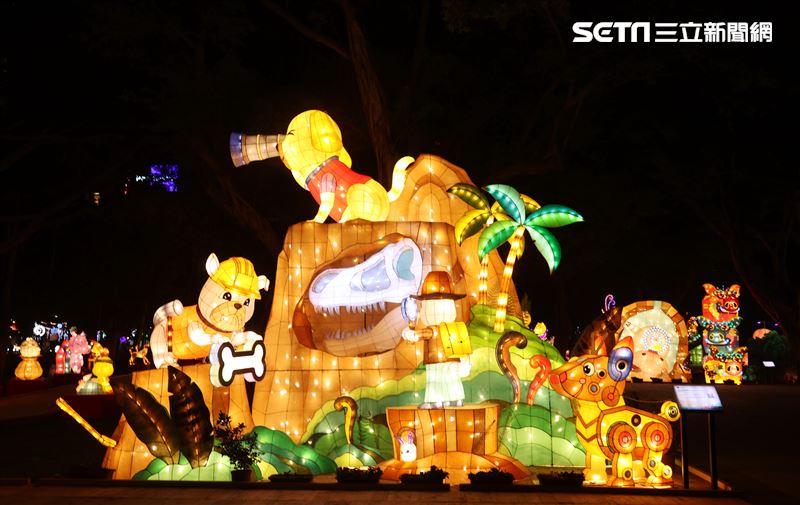 2023台灣燈會台北登場，主燈「玉兔壯彩」總高達22公尺的Robot造型科技玉兔主燈，巨型玉兔身著太空裝很有科技感，燈會現場結合在地民間宗教、企業及學校團體共同參與創作，讓民眾有不同的視覺。（記者邱榮吉/攝影）