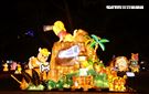 2023台灣燈會台北登場，主燈「玉兔壯彩」總高達22公尺的Robot造型科技玉兔主燈，巨型玉兔身著太空裝很有科技感，燈會現場結合在地民間宗教、企業及學校團體共同參與創作，讓民眾有不同的視覺。（記者邱榮吉/攝影）