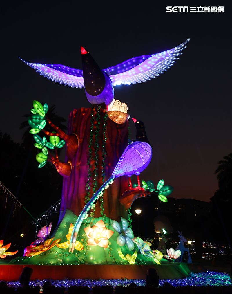 2023台灣燈會台北登場，主燈「玉兔壯彩」總高達22公尺的Robot造型科技玉兔主燈，巨型玉兔身著太空裝很有科技感，燈會現場結合在地民間宗教、企業及學校團體共同參與創作，讓民眾有不同的視覺。（記者邱榮吉/攝影）